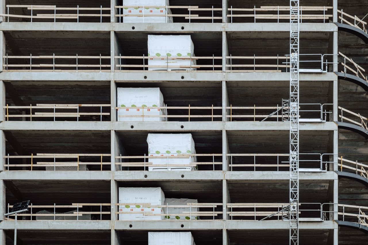 Free Close-up of a multi-storey building under construction, showcasing steel and concrete structure. Stock Photo